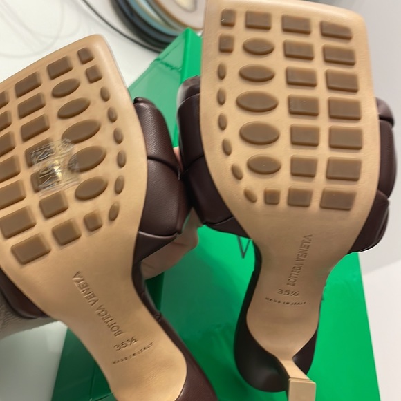 AUTHENTIC BOTTEGA VENETA LIDO SANDAL - Picture 2 of 2